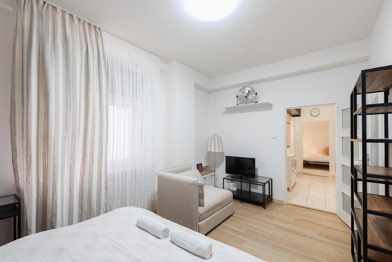 Lotus Apartment Praga Esterno foto