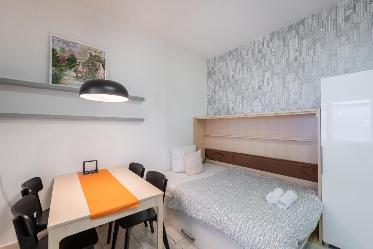 Lotus Apartment Praga Esterno foto