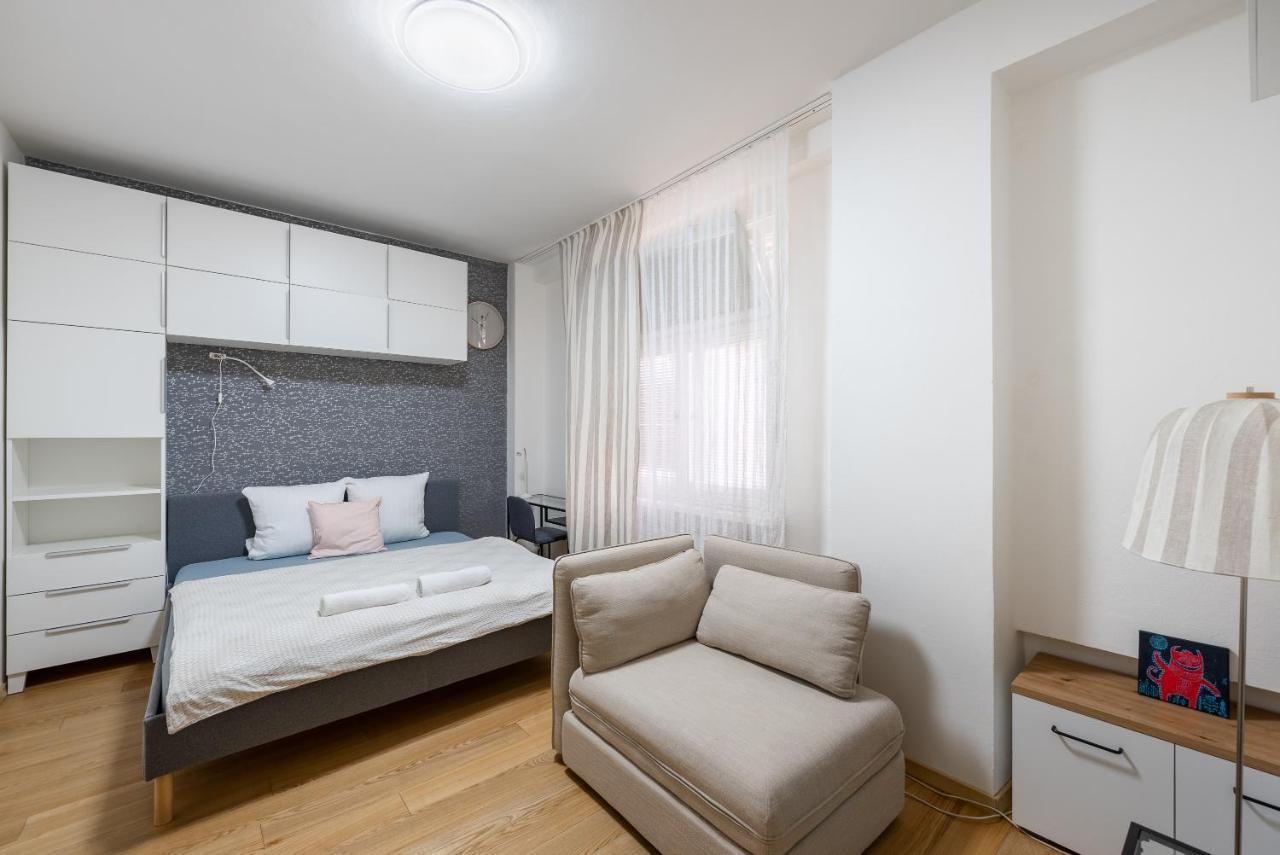 Lotus Apartment Praga Esterno foto